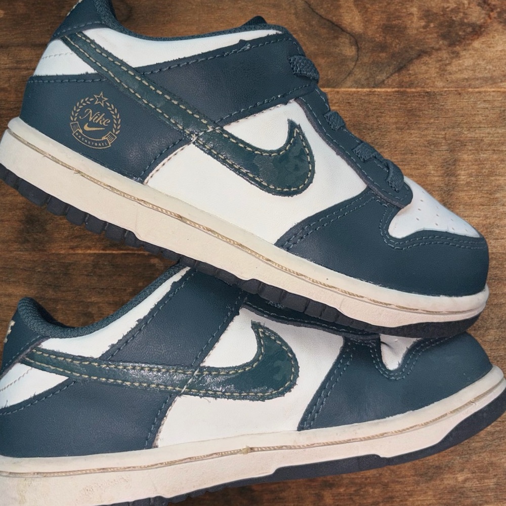 Nike Kids Navy and White Low-Top Sneakers